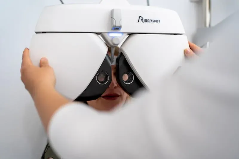 Moderne Augenvermessung beim Optiker Jäger-Kehrer in Wangen im Allgäu